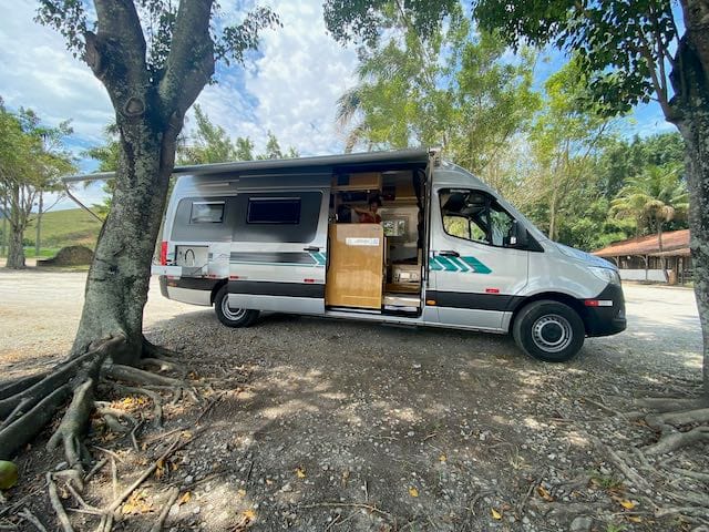 Interior premium do motorhome com smart TV e cozinha equipada (17)