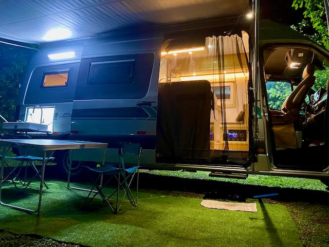 Motorhome iluminado à noite (3)
