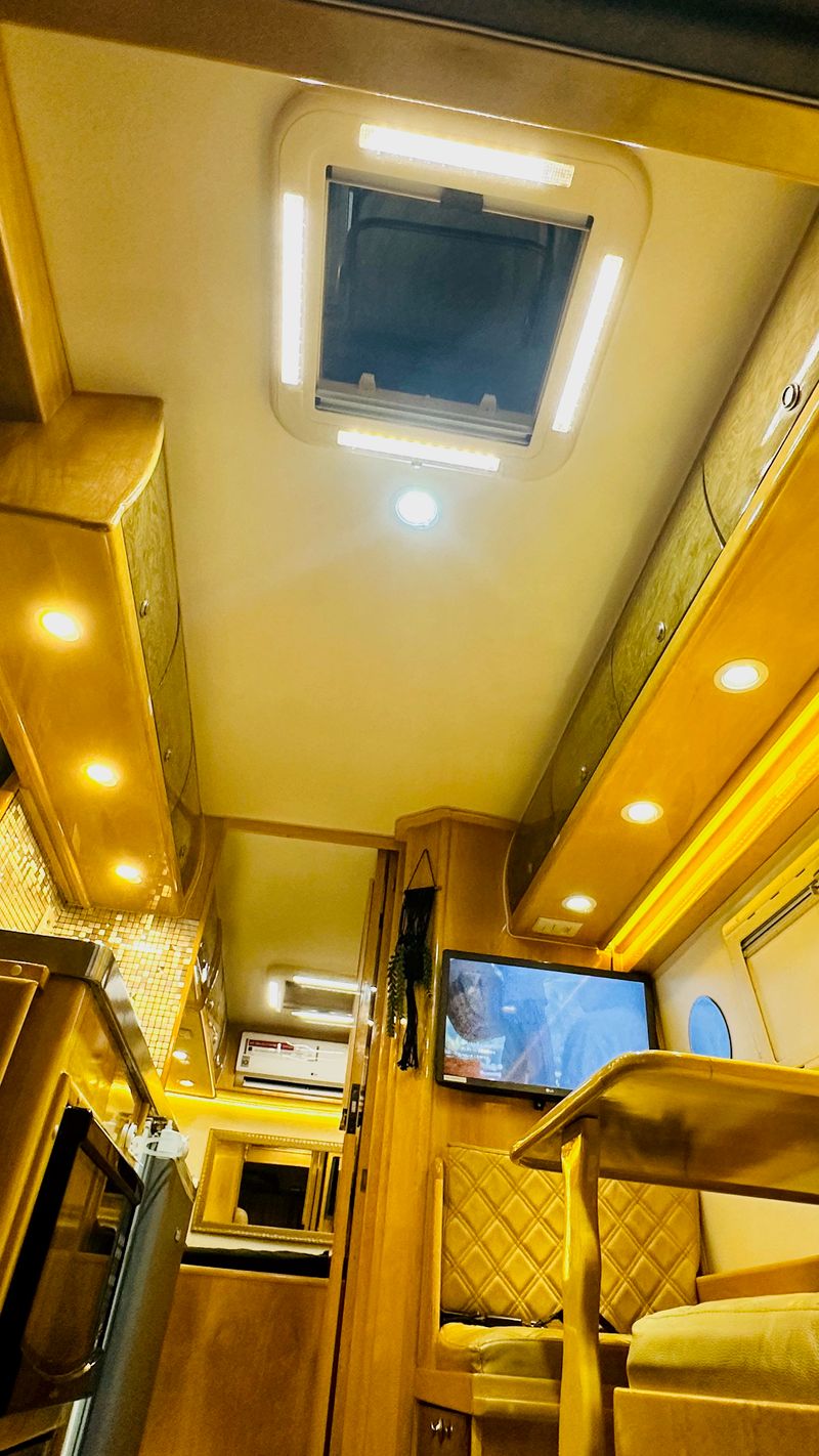 Interior premium do motorhome com smart TV e cozinha equipada (6)