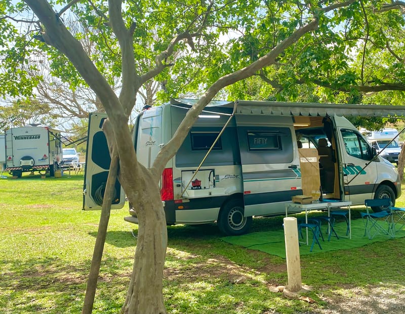 Motorhome em camping com céu estrelado (5)