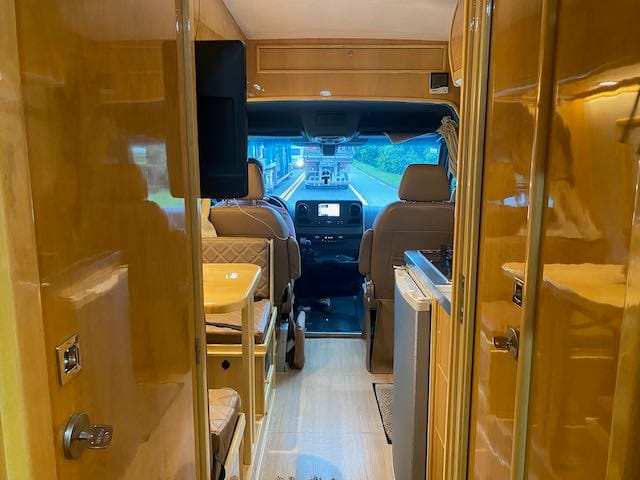 Cozinha externa do motorhome equipada com cooktop e micro-ondas (4)