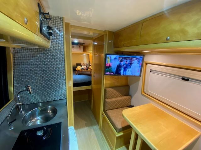 Interior premium do motorhome com smart TV e cozinha equipada (14)