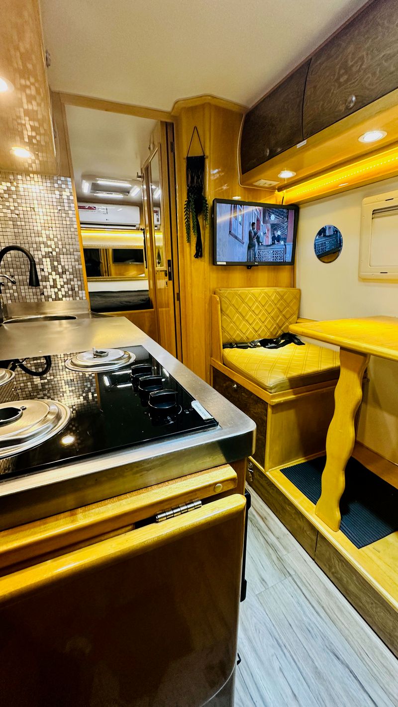 Interior premium do motorhome com smart TV e cozinha equipada (7)