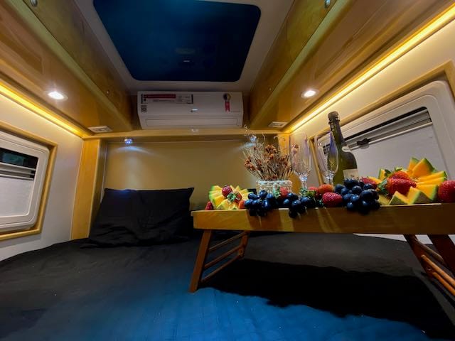 Motorhome iluminado à noite (5)