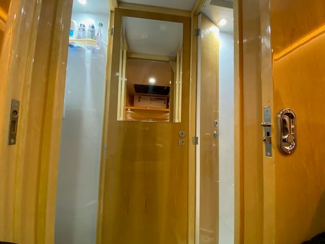 Interior premium do motorhome com smart TV e cozinha equipada (16)