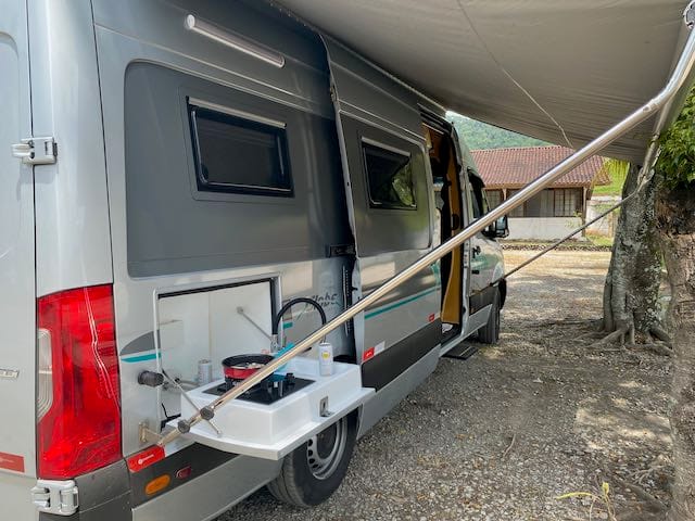 Cozinha externa do motorhome equipada com cooktop e micro-ondas (7)