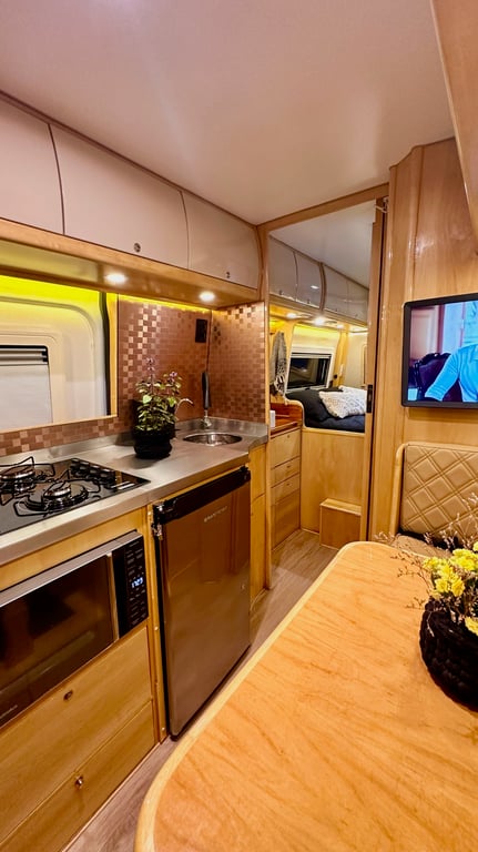 Interior premium do motorhome com smart TV e cozinha equipada (15)