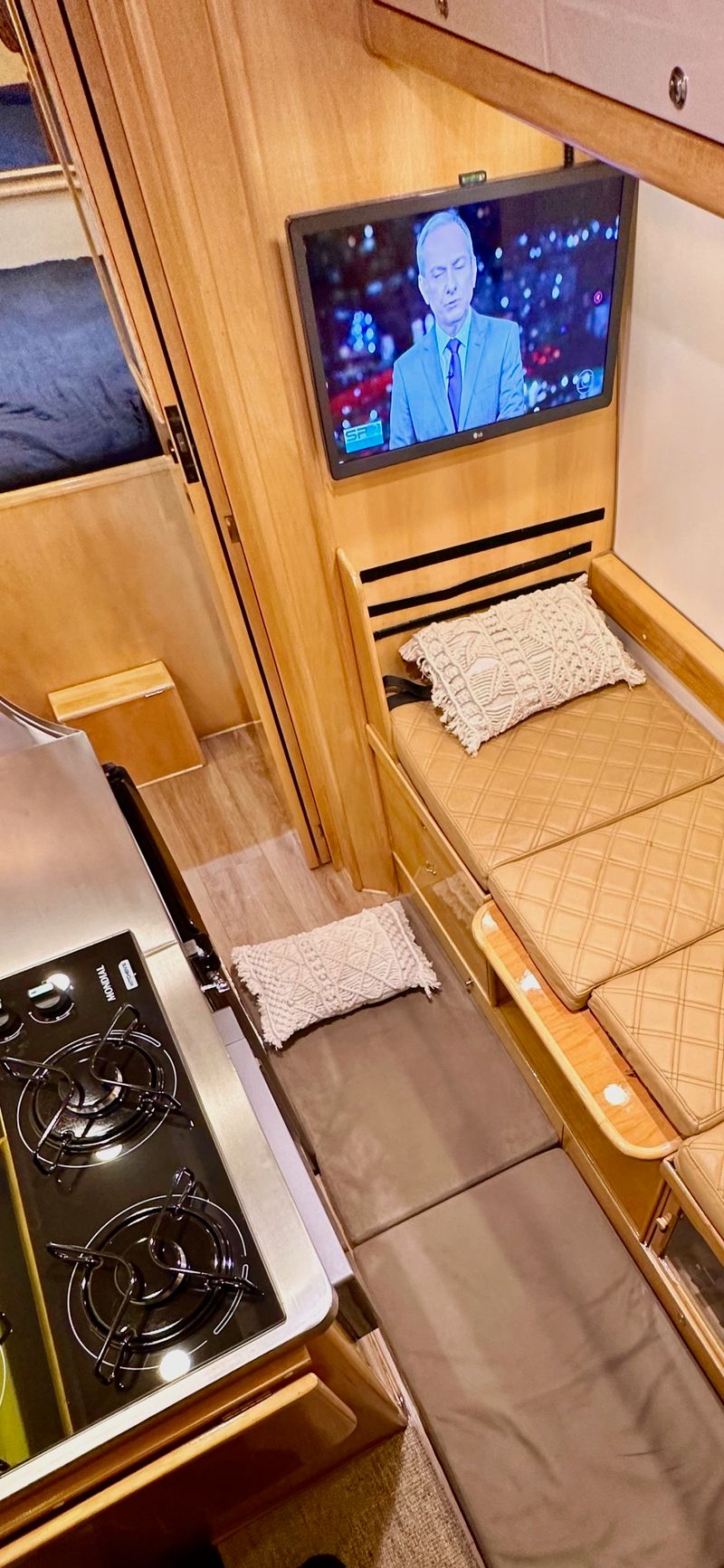 Quarto confortável de motorhome com cama de casal (1)