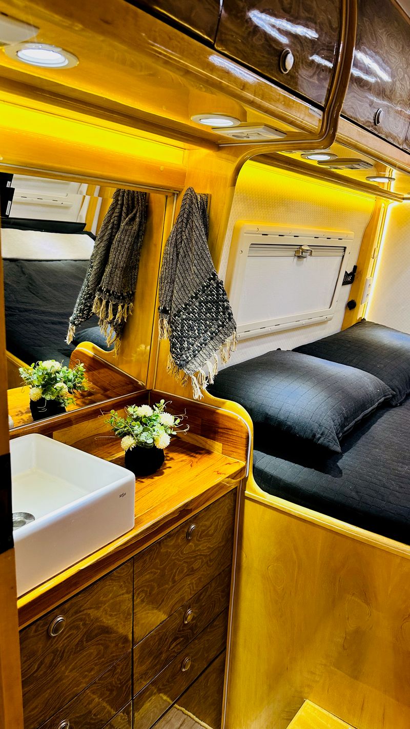 Interior premium do motorhome com smart TV e cozinha equipada (1)