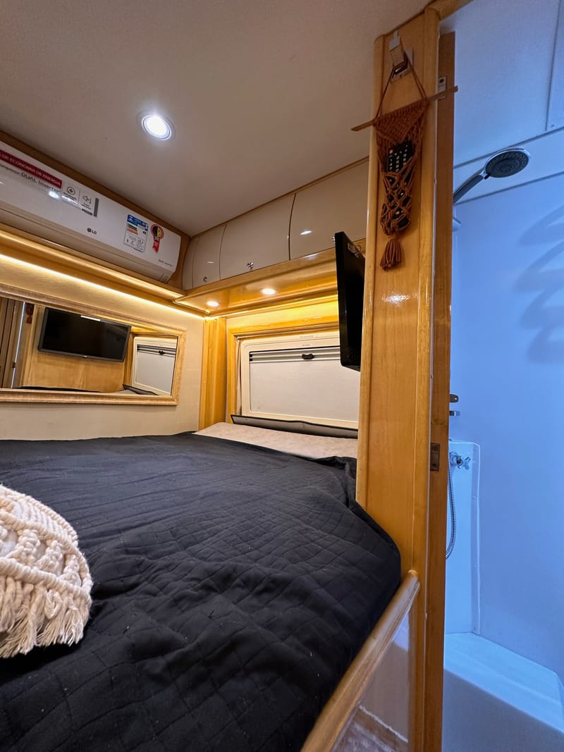 Quarto confortável de motorhome com cama de casal (6)