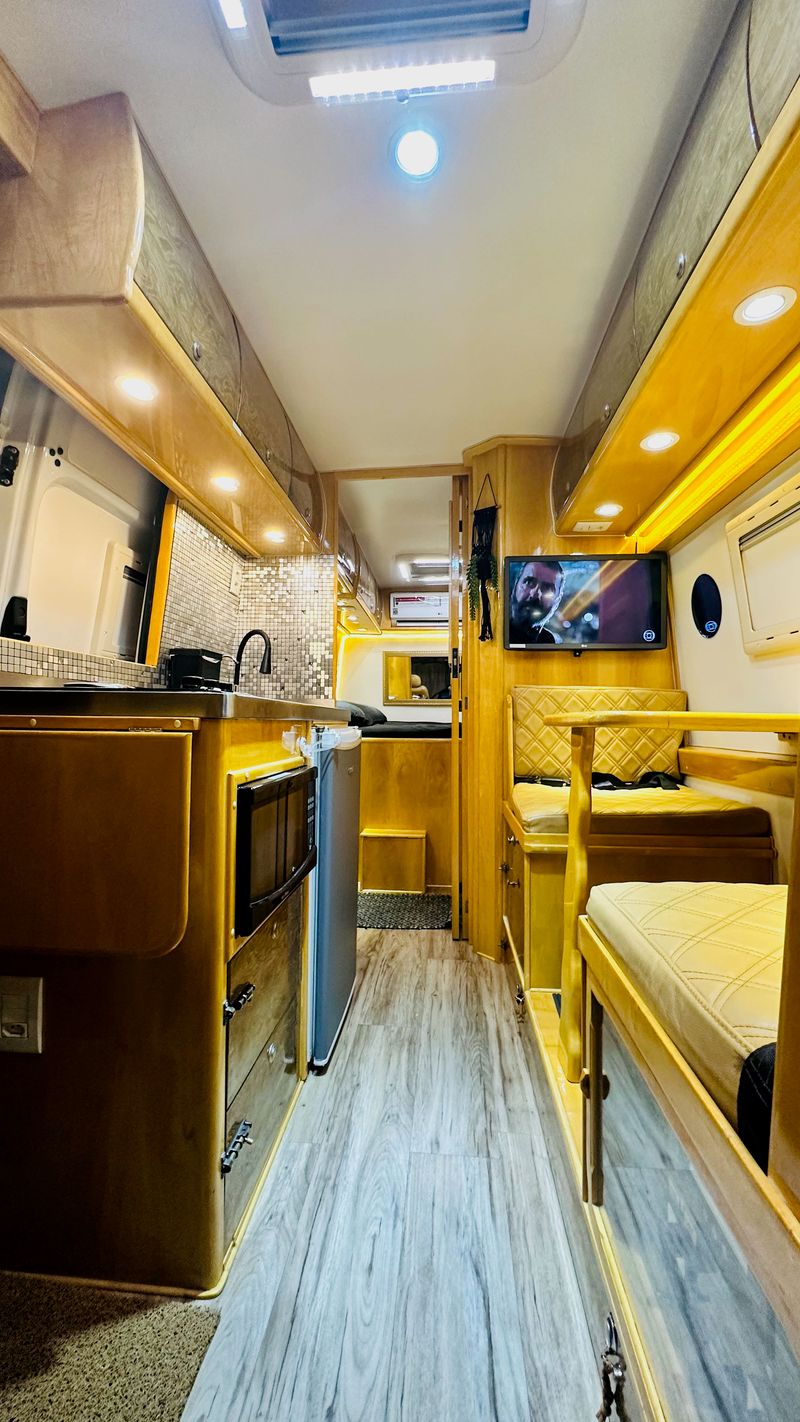 Interior premium do motorhome com smart TV e cozinha equipada (2)