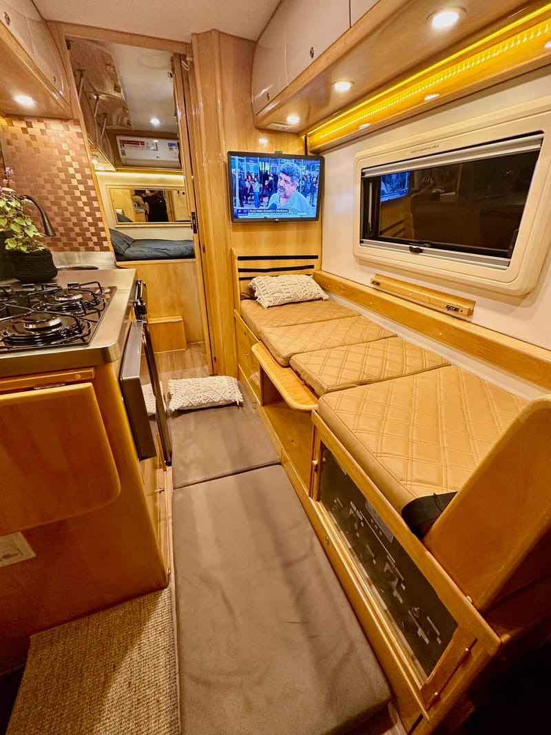 Quarto confortável de motorhome com cama de casal (3)