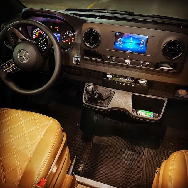 Detalhes premium do interior com iluminação tecnológica (3)