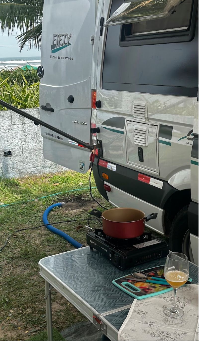 Motorhome em camping com céu estrelado (2)